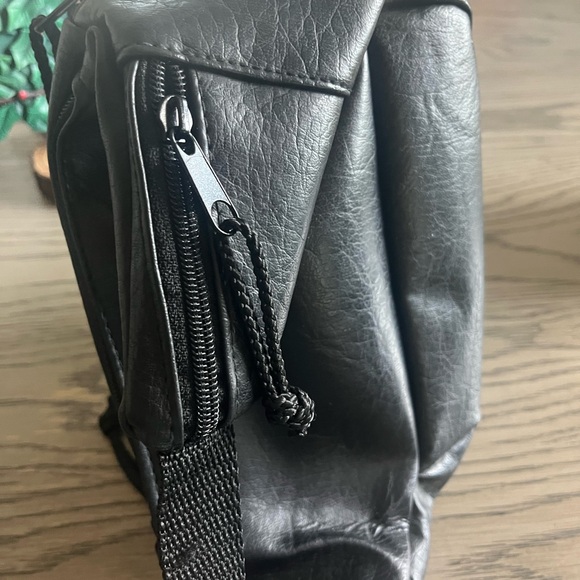 Totes Black Leather Waist Bag - Picture 6 of 7